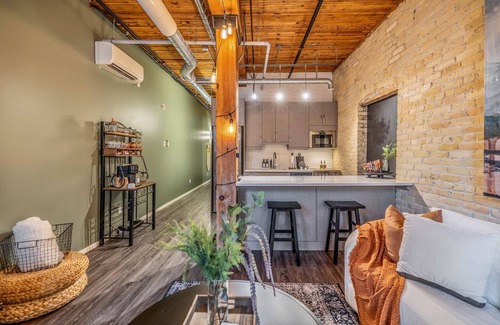 Exchange District Apartment | Fully stocked|Monthly|Furnished|Heart of the City|2BR Loft