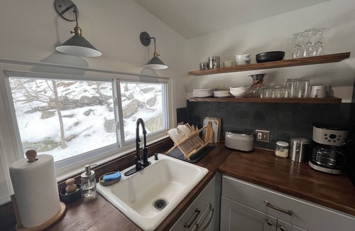 West Kill Cabin | Fully Stocked Ski Cabin: 15 MINS to Hunter/Windham!