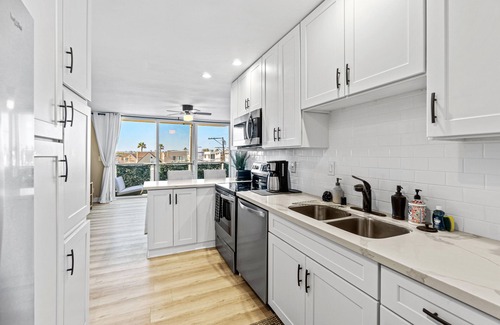 Mission Beach Condo | Fully supplied beach condo with covered parking in garage