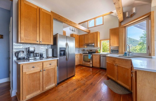 White Salmon House | Fully Updated! (Pics coming 5/25) Hot Tub, River, Gorge, Mt Hood Views, Quiet White Salmon