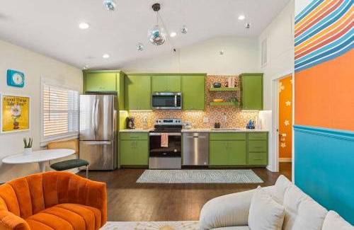 Greenwood House | Fun and Fabulous - Walk to Bars, Coffee and Restaurants