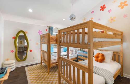 Greenwood House | Fun and Fabulous - Walk to Bars, Coffee and Restaurants