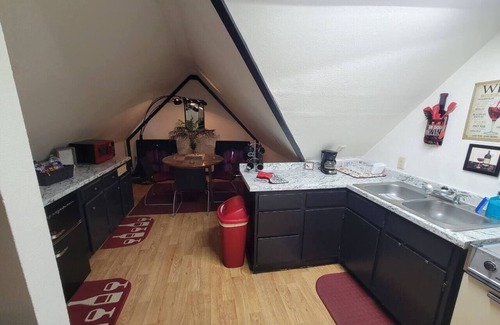 Old North Knoxville Apartment | Fun Attic! Near Downtown and UT -Knoxville