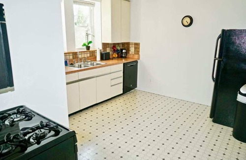 Lakeview Apartment | Fun/Bright/Cubs Apt | Near Wrigley!