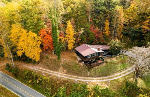 Bryson City House | Fun cabin with hot tub, pool table & fire pit - BIG BLUE
