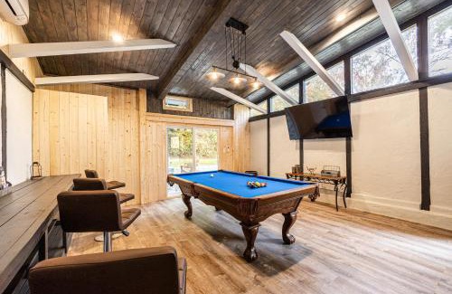 Bryson City House | Fun cabin with hot tub, pool table & fire pit - BIG BLUE