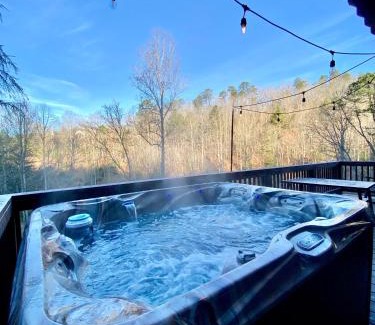 Bryson City House | Fun cabin with hot tub, pool table & fire pit - BIG BLUE