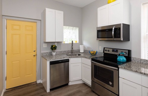 Tower Grove East House | Fun-Comfy-King bed-dog friendly-<3 of the city