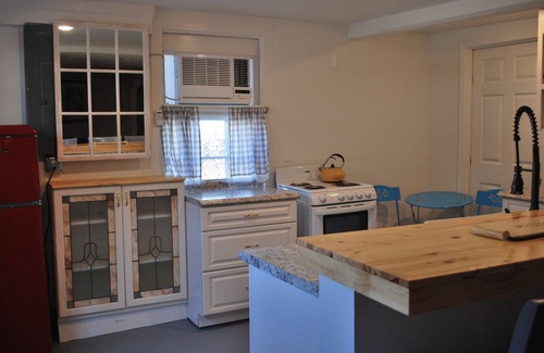 Leonidas House | Fun Decor & Lovely Courtyard 1bd/1bth Guest Suite w/Kitchen Uptown/Hollygrove