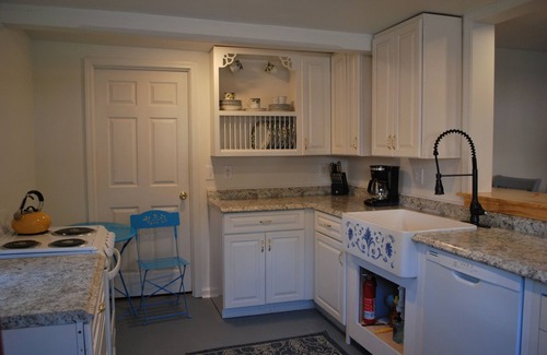 Leonidas House | Fun Decor & Lovely Courtyard 1bd/1bth Guest Suite w/Kitchen Uptown/Hollygrove