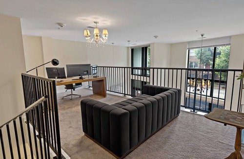 Buckingham Apartment | Fun | Exec | Loft | Spacious & Sunny in the Center
