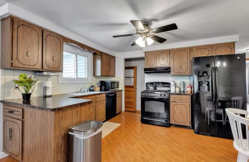 Rochester House | FUN, FAMILY, POOL, GAMING ROOM, FIREPIT Super close to everything! Pets friendly