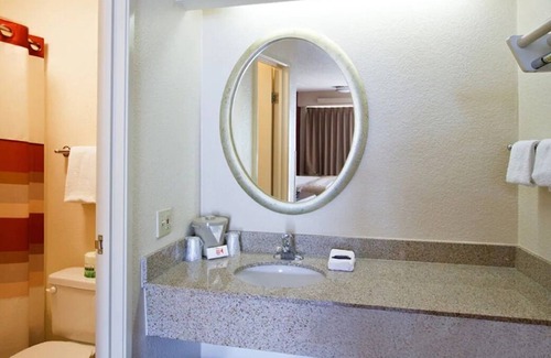 Bowmansville House | Fun for All Ages! Free Parking, Pets are Welcome! Close to Walden Galleria Mall