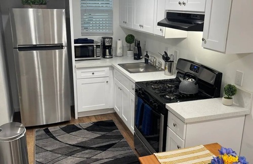 Riverside House | Fun get away/Business class, Fast WIFi, 55” TVs…