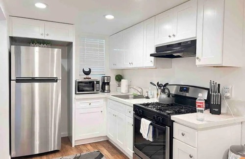 Riverside House | Fun get away/Business class, Fast WIFi, 55” TVs…