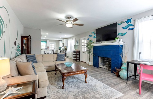 Norfolk House | Fun Home w/Fenced Yard Minutes to Beach! 5 BR + Dogs OK!