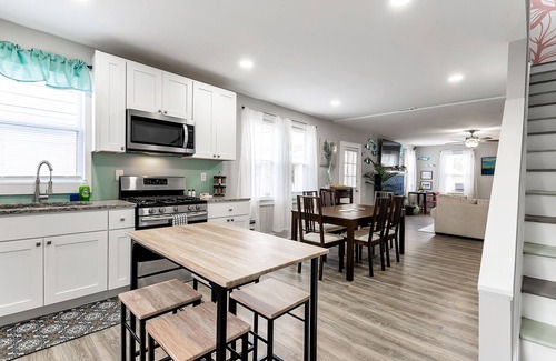 Norfolk House | Fun Home w/Fenced Yard Minutes to Beach! 5 BR + Dogs OK!