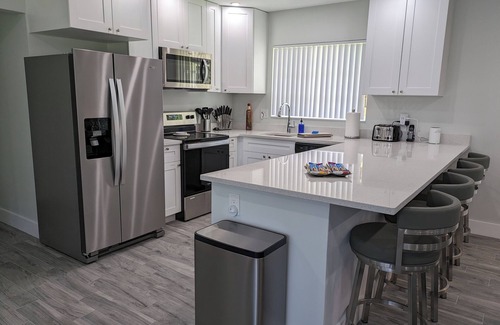 Coral Ridge House | "Fun"kadelic Flat! Shared Heated Pool n Spa! Beach 1.4 miles! Walk to Food n Fun