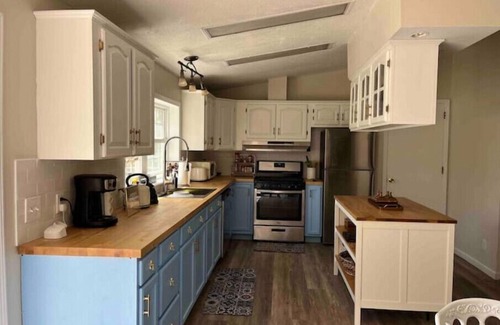 Saratoga Springs House | Fun newly renovated ranch by Lake Saratoga