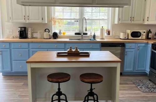 Saratoga Springs House | Fun newly renovated ranch by Lake Saratoga