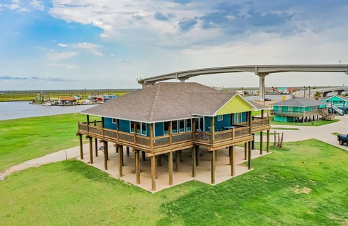 Cedar Lane House | Fun on Sargent Beach in this Fabulous Vacation Home!