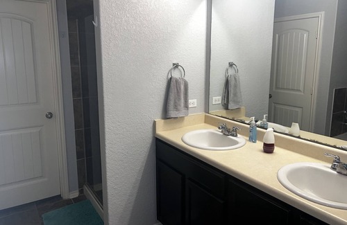 San Antonio House | Fun, relaxing 5 bedroom home with free parking