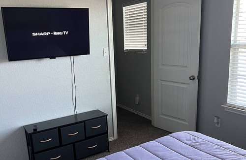 San Antonio House | Fun, relaxing 5 bedroom home with free parking