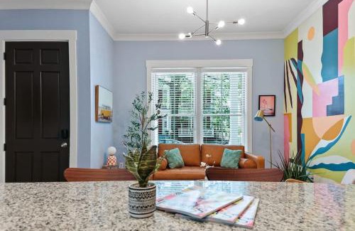 Dixon Park Apartment | Fun & Renovated Artsy Downtown Apt Dog Friendly with Fully Fenced Backyard and Private Parking