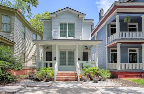 Dixon Park Apartment | Fun & Renovated Artsy Downtown Apt Dog Friendly with Fully Fenced Backyard and Private Parking