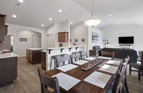 Oregon Water Wonderland House | Fun Retreat! Hot Tub, Garage Game Room, Fenced Yard