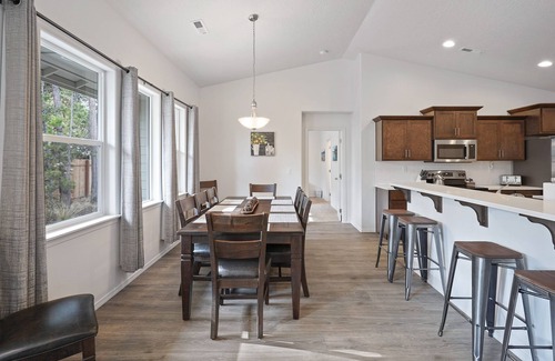 Oregon Water Wonderland House | Fun Retreat! Hot Tub, Garage Game Room, Fenced Yard