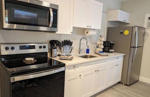 Coral Ridge Apartment | Fun-Sized Haven! Shared Heated Pool n Spa! Beach 1.4 mi! Walkable to Food n Fun
