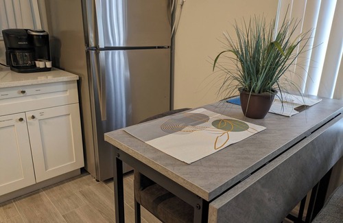 Coral Ridge Apartment | Fun-Sized Haven! Shared Heated Pool n Spa! Beach 1.4 mi! Walkable to Food n Fun