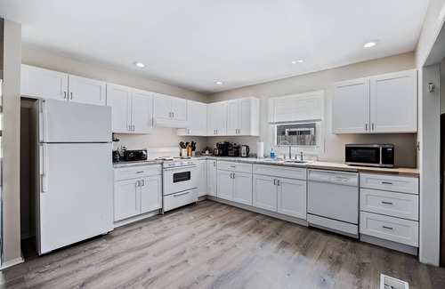 Boulder Hill House | Fun, Spacious, NO STAIRS, Garage, WIFI, Sleeps 8max – Ideal for Families & Crews