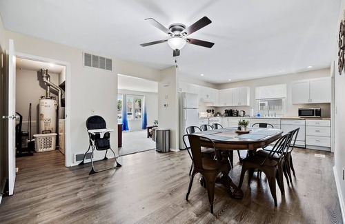 Boulder Hill House | Fun, Spacious, NO STAIRS, Garage, WIFI, Sleeps 8max – Ideal for Families & Crews