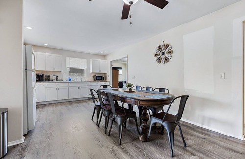 Boulder Hill House | Fun, Spacious, NO STAIRS, Garage, WIFI, Sleeps 8max – Ideal for Families & Crews