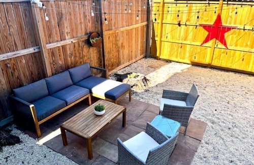 Thomas Square House | Fun, Stylish Midtown Home