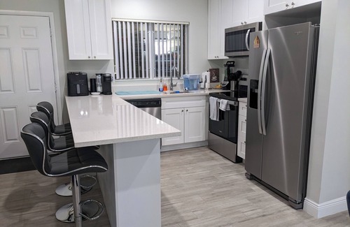 Coral Ridge House | Fun-tastic Oasis! Shared Heated Pool n Spa! Beach 1.4 mi! Walkable Food n Fun!