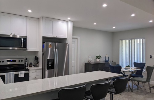 Coral Ridge House | Fun-tastic Oasis! Shared Heated Pool n Spa! Beach 1.4 mi! Walkable Food n Fun!