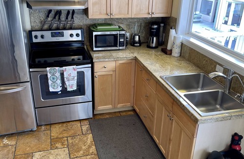 Avalon Villa | Fun Vibe in town Very CleanBestReviews1stBlock, Balconies, kayaks, SUP’s, chairs