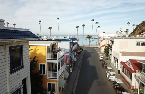 Avalon Villa | Fun Vibe in town Very CleanBestReviews1stBlock, Balconies, kayaks, SUP’s, chairs