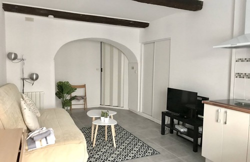 Lunel Apartment | Functional studio 2 pers. in Lunel, beaches 15 min away - summer special!