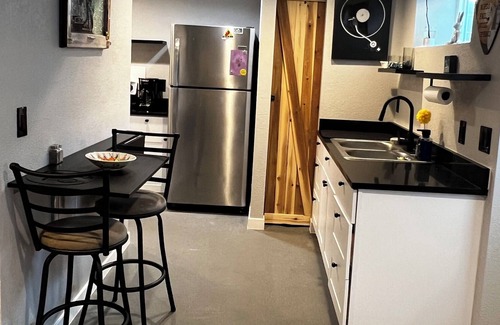 Morrison Apartment | Funky and ART filled basement apartment -11 min from Red Rocks!