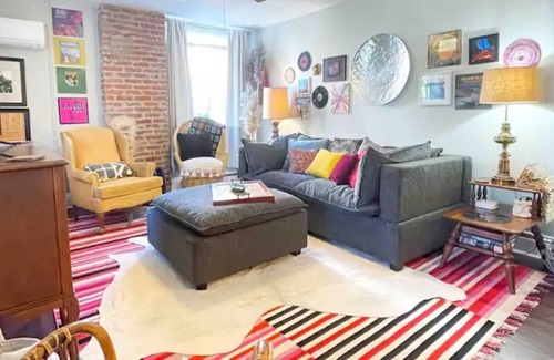 Rivermont Apartment | Funky boho 1br w/ king bed and awesome front porch