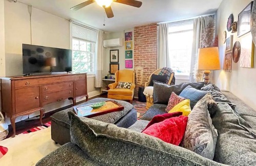Rivermont Apartment | Funky boho 1br w/ king bed and awesome front porch