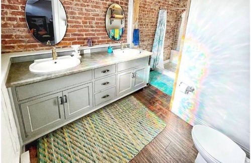 Rivermont Apartment | Funky boho 1br w/ king bed and awesome front porch