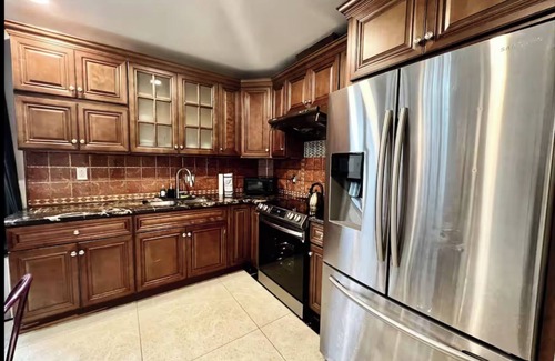 Chinatown Apartment | Funky & Bright 4 Bed Apt in Prime location!