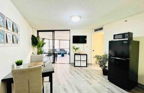 Downtown Honolulu Apartment | Funky Bright Downtown Condo