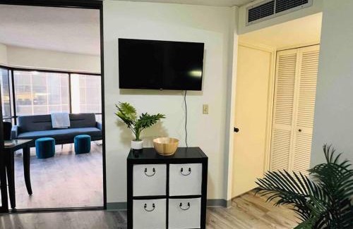 Downtown Honolulu Apartment | Funky Bright Downtown Condo