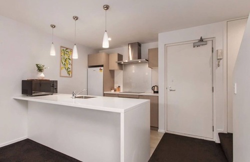 Christchurch City Centre Apartment | Funky Spacious 2Bdrms 2Bthrms Free Covered Park.